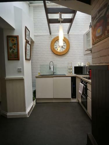Three Sisters Cottage With Hot Tub
