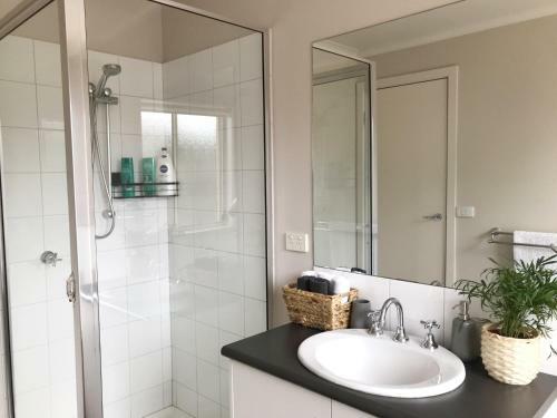 Luxury 4br Home With King Bed Lakes Entrance