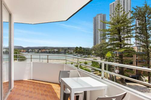 Apartamento Beachfront Studio With Balcony, Parking And Pool
