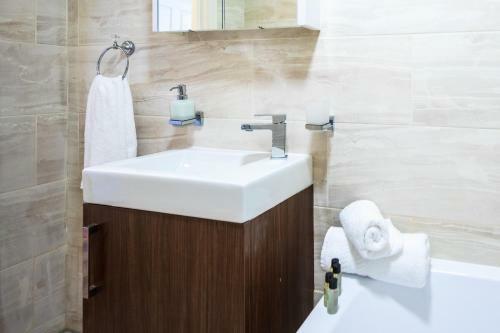 Emerald Court Executive Watford Central Apartment By Crew Homes