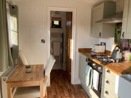 Fullabrook Farm Retreat, The Shepherdess Hut