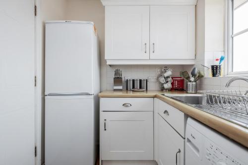 Captivating 3-bed Apartment In Grays