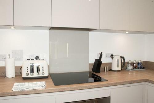 Beautiful 2 Bedroom Apartment! Ensuite! Lakeside