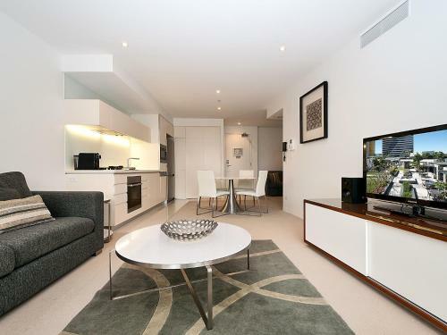 Executive 2 Bed 1 Bath Apartment At Oracle Broadbeach Inc Free Parking