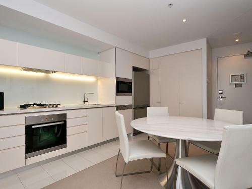 Executive 2 Bed 1 Bath Apartment At Oracle Broadbeach Inc Free Parking