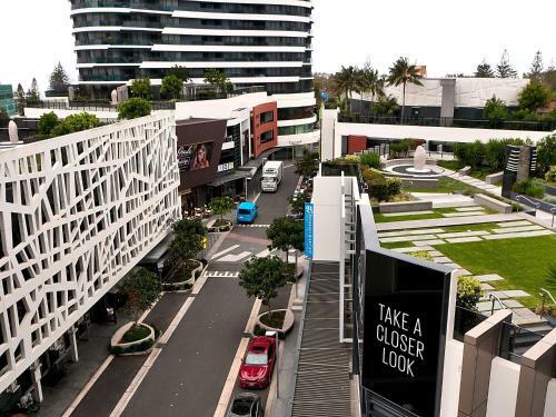 Executive 2 Bed 1 Bath Apartment At Oracle Broadbeach Inc Free Parking