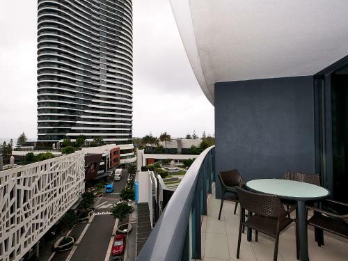Executive 2 Bed 1 Bath Apartment At Oracle Broadbeach Inc Free Parking
