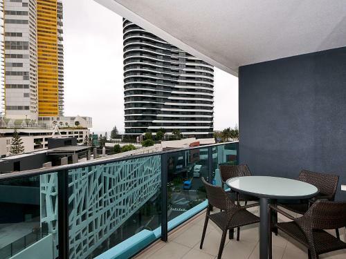 Executive 2 Bed 1 Bath Apartment At Oracle Broadbeach Inc Free Parking
