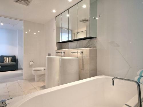 Executive 2 Bed 1 Bath Apartment At Oracle Broadbeach Inc Free Parking