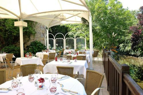 Hotel Logis Le Cheval Blanc Et Le Clovis