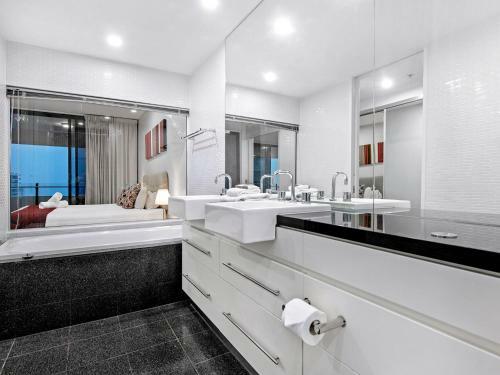 Luxury Ocean View Apartment At Wave Broadbeach