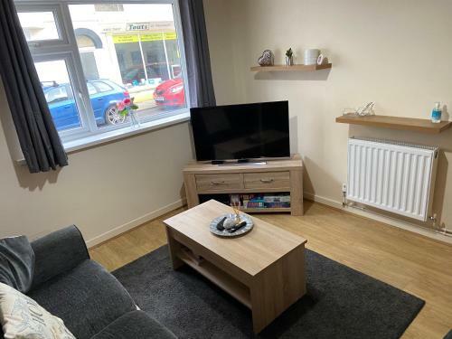 Cosy 3-bedroom House, Stones Throw To Beach