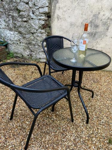 Cosy 3-bedroom House, Stones Throw To Beach