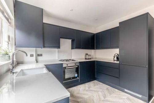 Charming Cottage In Windsor - Walk To Castle &shops!