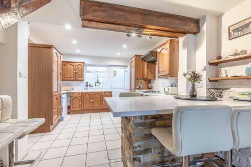 4 Bed 3 Baths In Central Windsor! Walk 2 All The Sights! Legoland 5 Min Drive