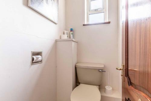 4 Bed 3 Baths In Central Windsor! Walk 2 All The Sights! Legoland 5 Min Drive