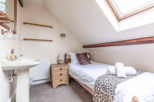 4 Bed 3 Baths In Central Windsor! Walk 2 All The Sights! Legoland 5 Min Drive
