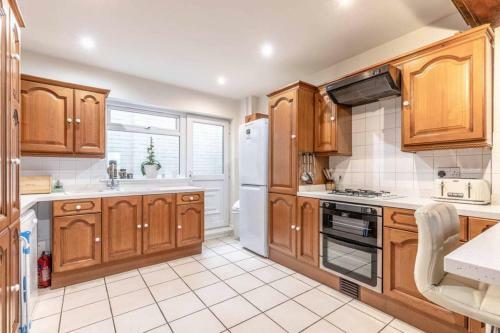 4 Bed 3 Baths In Central Windsor! Walk 2 All The Sights! Legoland 5 Min Drive