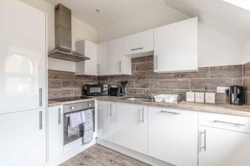 Cosy Central Windsor Apartment & Free Parking!