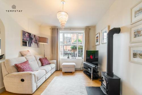 Luxury Home - Central Windsor, Gated Parking