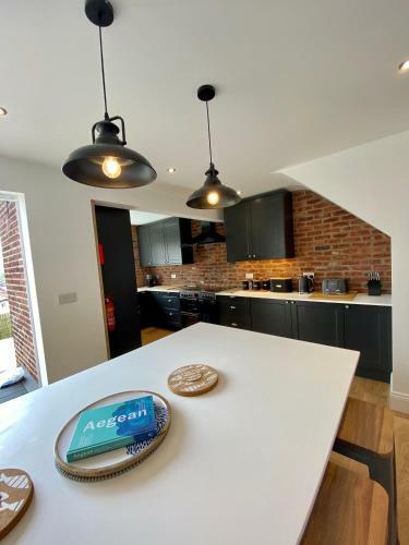 Aboos Cottage - Luxury Renovated Home With Parking