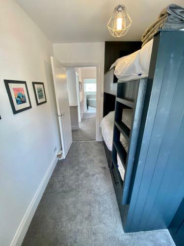 Aboos Cottage - Luxury Renovated Home With Parking
