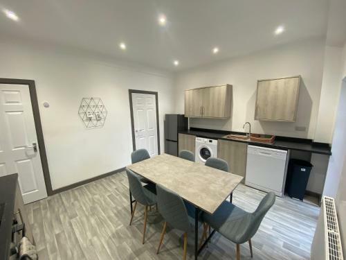 Silver Stag Properties, Large 5 Bedroom Property With 5 Bathrooms