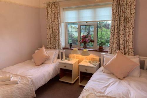 Hectors House Comfortable 4 Bed House In Mature Gardens