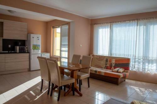Spacious Family Friendly Apartment - 5 Min From The Beach!