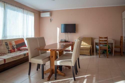 Spacious Family Friendly Apartment - 5 Min From The Beach!