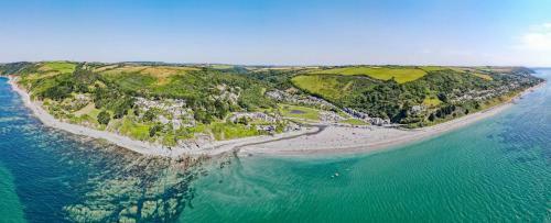Stunning Sea Views From This Spacious 2 Bedroom Apartment
