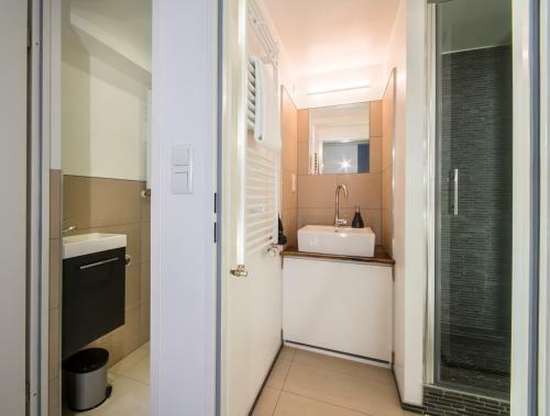 Quiet Courtyard Apartment (kb6)