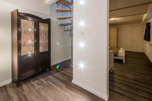 Quiet Courtyard Apartment (kb6)