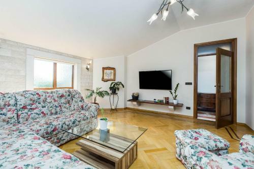 Holiday Home Villa Lavarino Royal
