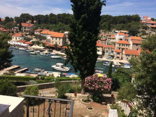 Apartment In Maslinica 70m From The Sea
