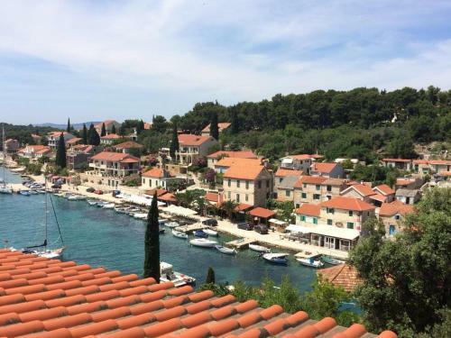 Apartment In Maslinica 70m From The Sea