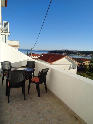 Apartments With A Parking Space Lopar, Rab - 17103