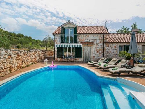 Chic Holiday Home In Marina With Private Swimming Pool