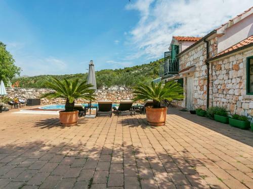 Chic Holiday Home In Marina With Private Swimming Pool