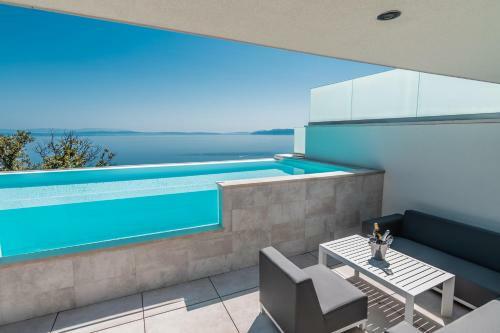 Villa Holiday Home The Boat With Rooftop Pool