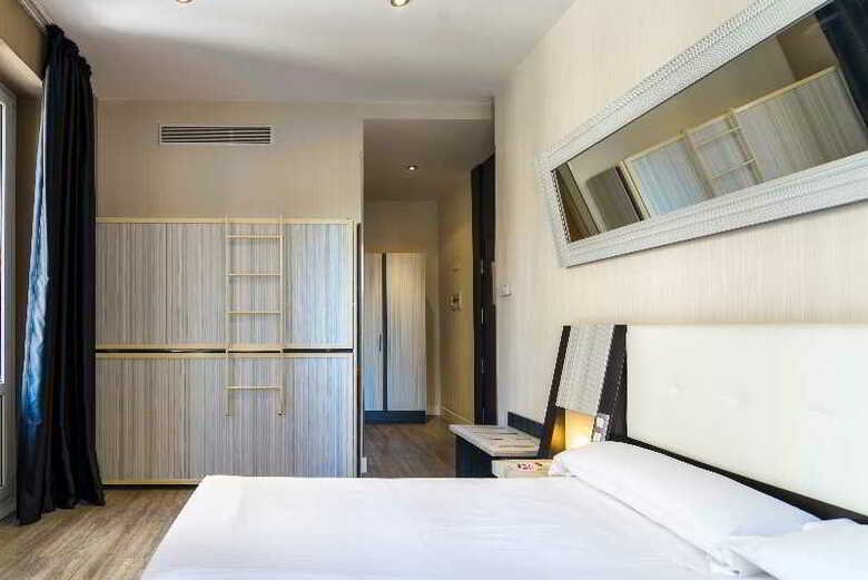 Hotel Petit Palace Triball