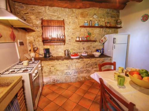 Apartamentos Modish Farmhouse In Ortignano With Swimming Pool