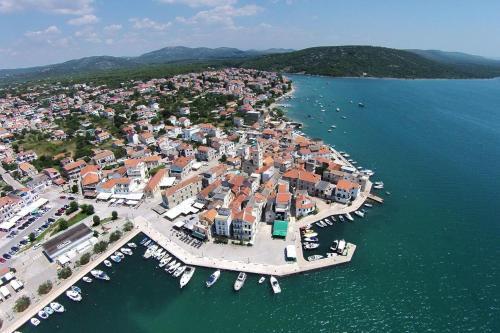 Apartments With A Parking Space Pirovac, Sibenik - 17680