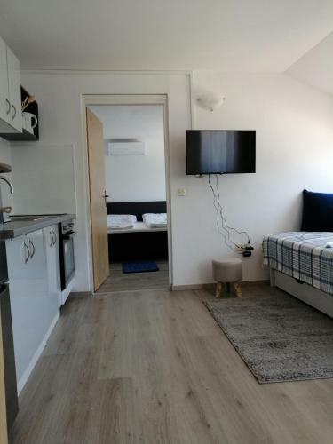 Apartment Happy 3, Pakostane