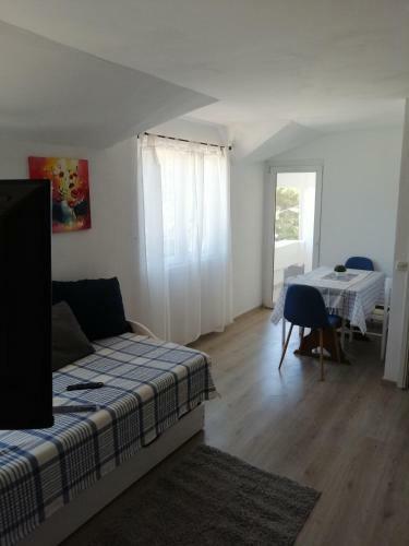 Apartment Happy 3, Pakostane