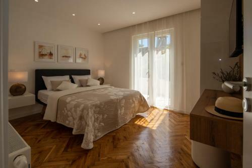 New! Luxury Garden Apartment