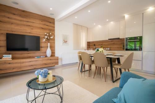 New! Luxury Garden Apartment