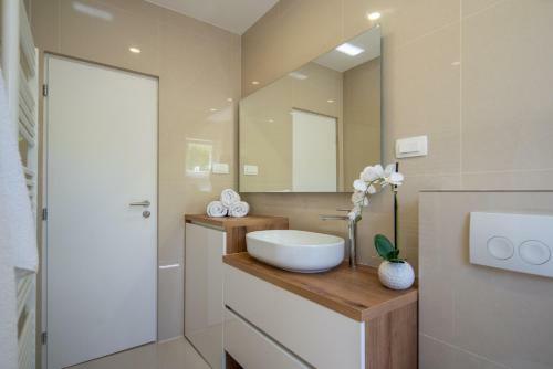 New! Luxury Garden Apartment