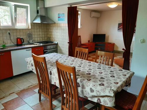 Spacious Apartment With Terrace Near The Beach