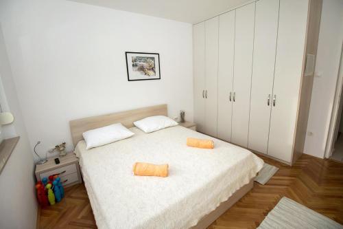 Apartments By The Sea Omis - 8334